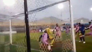 Όταν η μπάλα δεν θέλει να μπει στο …πλεκτό – ΒΙΝΤΕΟ