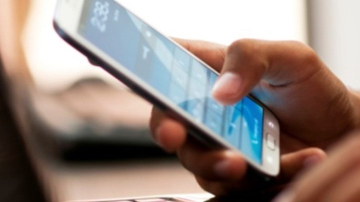 Τα μικρόβια πάνω στο κινητό «αποκαλύπτουν» τα μυστικά  των χρηστών τους
