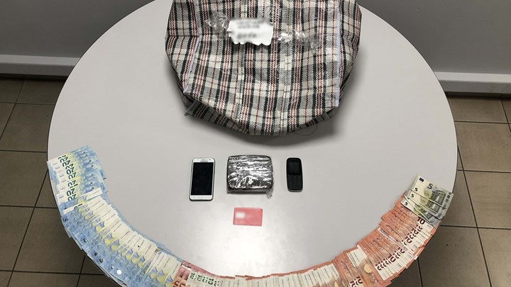 Γιαγιά και εγγονή συνελήφθησαν για διακίνηση ναρκωτικών