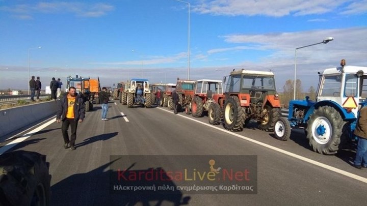 Βγήκαν οι πρώτοι αγρότες με τα τρακτέρ στους δρόμους – Έκλεισαν κεντρικό κόμβο στην Καρδίτσα- ΦΩΤΟ-ΒΙΝΤΕΟ