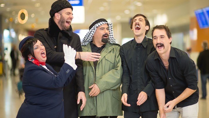 Οι πρώτες φωτογραφίες από το «Ήθη και έθιμα εκτός Σένγκεν» της Μουτίδου!