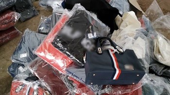 Κύκλωμα «μαϊμού» προϊόντων: Ο ρόλος των δύο αστυνομικών, το «αμαρτωλό» τουριστικό γραφείο και ο τζίρος εκατομμυρίων – ΦΩΤΟ