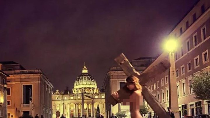 Το προκλητικό μοντέλο μετά την Αγιά Σοφιά πόζαρε γυμνό και στο Βατικανό – ΦΩΤΟ