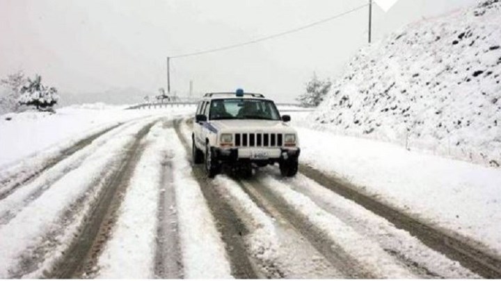Χιονίζει στην Ευρυτανία – Πού χρειάζονται αλυσίδες