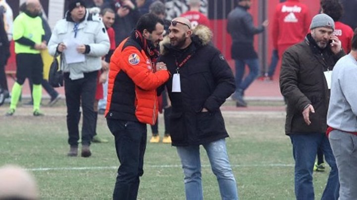 Σάλος για τη φωτογραφία του Σαλβίνι με καταδικασμένο για ναρκωτικά οπαδό της Μίλαν – ΦΩΤΟ