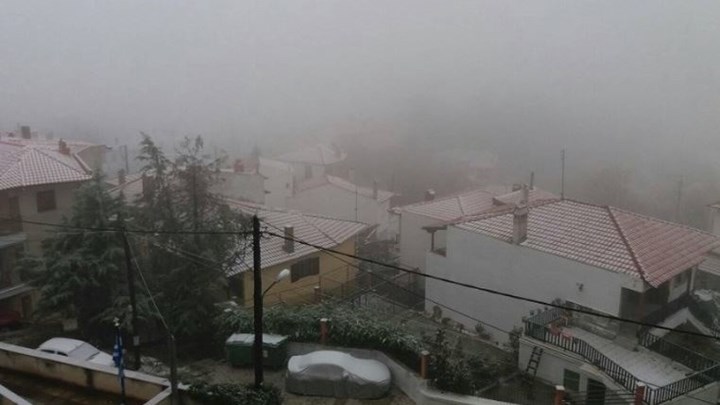 Είδαν… άσπρη μέρα στη Θεσσαλονίκη – Χιονισμένες στέγες και αυλές – ΦΩΤΟ – ΒΙΝΤΕΟ