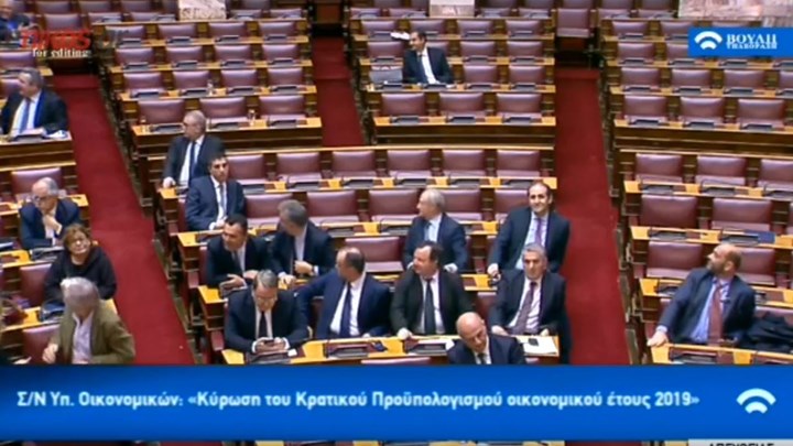 Οι αντιδράσεις τη στιγμή που ο Βούτσης ανακοίνωσε την ένταξη Θεοχάρη στη ΝΔ – ΒΙΝΤΕΟ