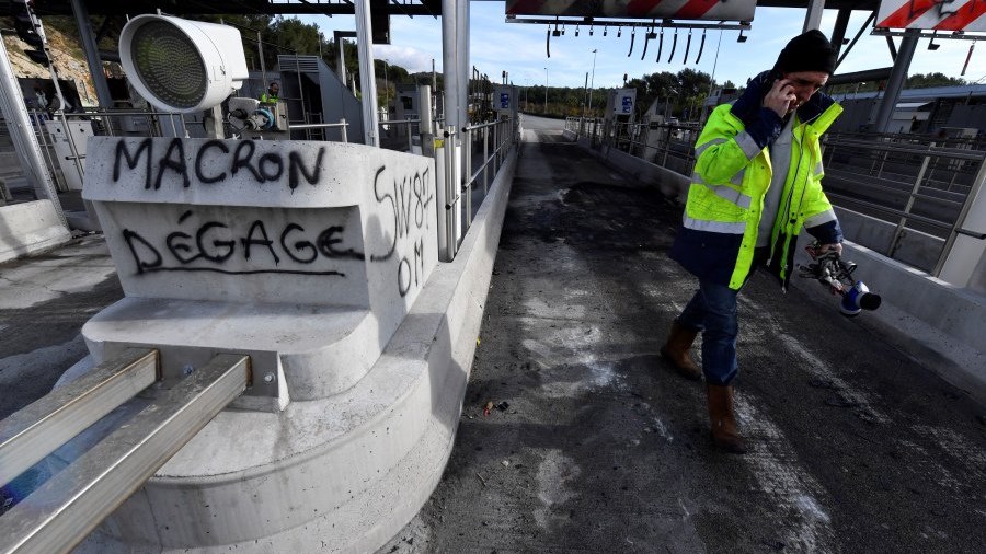 “Δεν πληρώνω” και στη Γαλλία – Τα “κίτρινα γιλέκα” καίνε τα διόδια – ΦΩΤΟ – ΒΙΝΤΕΟ