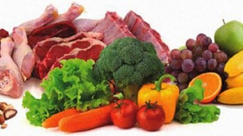 Κατασχέθηκαν φρούτα και κρέατα στον Πειραιά