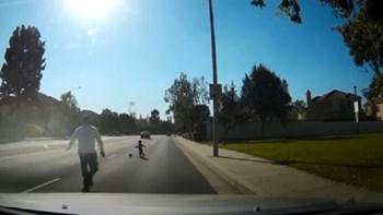 Παραλίγο τραγωδία με παιδάκι που έπαιζε στο δρόμο – ΒΙΝΤΕΟ