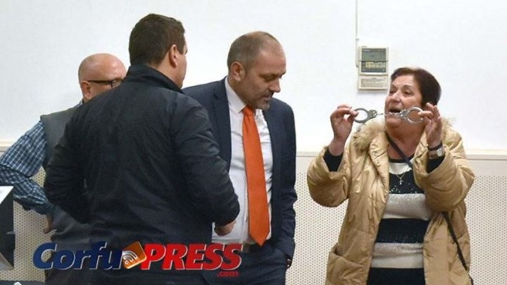 Σκηνές “ροκ” στη συνεδρίαση του δημοτικού συμβουλίου Κέρκυρας – Γιαούρτια, αυγά και… χειροπέδες – ΒΙΝΤΕΟ