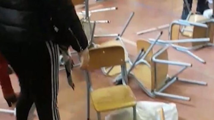 Χαμός σε σχολική γιορτή: Μητέρες πλακώθηκαν για μία θέση – Παρενέβη η αστυνομία – ΒΙΝΤΕΟ