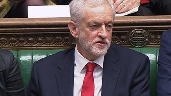 Χαμός στη βρετανική βουλή: Ο ηγέτης της αντιπολίτευσης φέρεται να αποκάλεσε την Μέι “ηλίθια” – ΒΙΝΤΕΟ