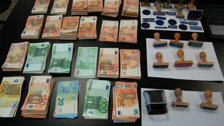 Εξαρθρώθηκε εγκληματική οργάνωση που νομιμοποιούσε παράνομα αλλοδαπούς – Χειροπέδες σε εφοριακό και σε υπάλληλο του ΕΦΚΑ- ΦΩΤΟ