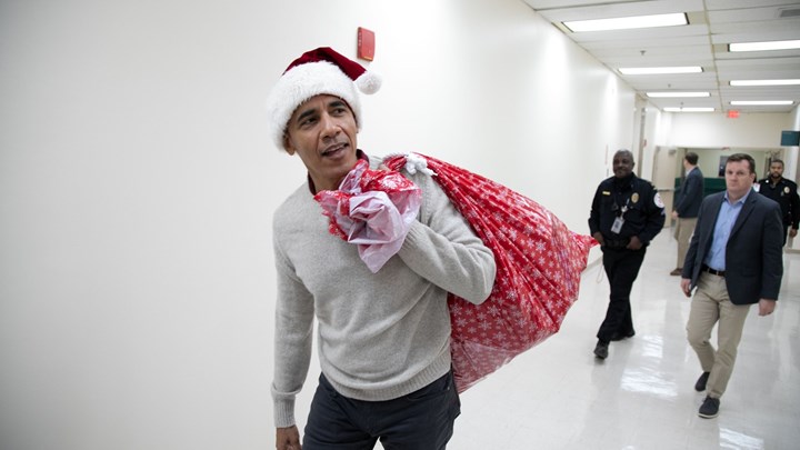 Ο Μπάρακ Ομπάμα μοίρασε δώρα ως… Άη Βασίλης – ΒΙΝΤΕΟ
