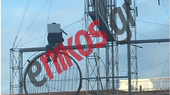 Συναγερμός στην Ομόνοια – Άνδρας ανέβηκε στο γλυπτό της πλατείας – ΦΩΤΟ αναγνώστη