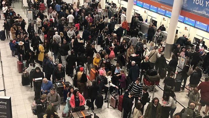 Χάος στο αεροδρόμιο του Gatwick – Καθηλωμένα τα αεροπλάνα και μεγάλη ταλαιπωρία για τους επιβάτες – ΦΩΤΟ