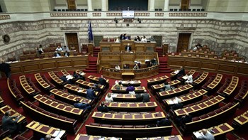 Άγρια κόντρα στη Βουλή για τις τροπολογίες νομιμοποίησης δαπανών