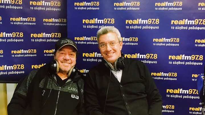 Ο Γιάννης Πάριος στο στούντιο του Realfm 97,8