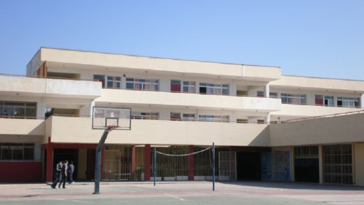 Καταγγελία αναγνώστη: Αναστάτωση σε Γυμνάσιο στο Αιγάλεω – Άνδρας  απείλησε με μαχαίρι μαθητές