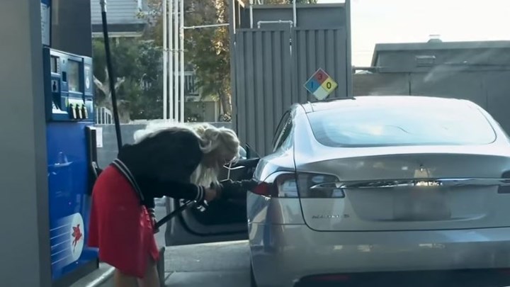 Ξεκαρδιστικό βίντεο: Προσπαθεί να βάλει βενζίνη σε… ηλεκτρικό αυτοκίνητο