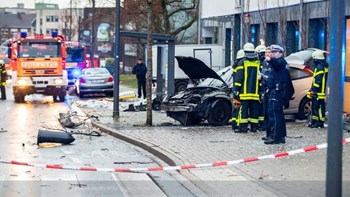 Συναγερμός στη Γερμανία: Αυτοκίνητο έπεσε σε στάση λεωφορείου – Αναφορές για 10 τραυματίες