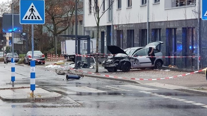 Τουλάχιστον ένας νεκρός στη Γερμανία – Οι πρώτες εικόνες από το σημείο όπου το Ι.Χ έπεσε σε στάση λεωφορείου – ΦΩΤΟ – ΒΙΝΤΕΟ