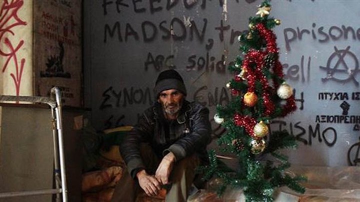 Άστεγος κατήγγειλε ότι δημοτικός υπάλληλος πέταξε το χριστουγεννιάτικο δέντρο του – ΦΩΤΟ