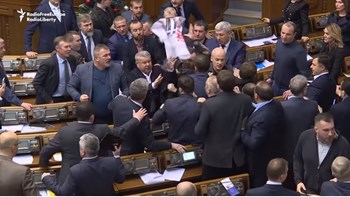 Κλωτσιές και μπουνιές στην ουκρανική Βουλή λόγω… Πούτιν – ΒΙΝΤΕΟ