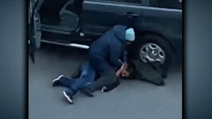 Πήγε να της κλέψει το αυτοκίνητο και τον έκανε… μαύρο στο ξύλο – ΒΙΝΤΕΟ