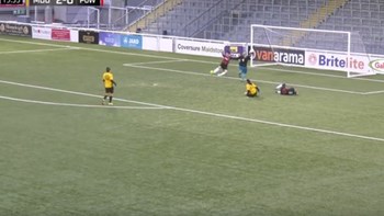 Το πιο αστείο αυτογκόλ που έχετε δει ποτέ – ΒΙΝΤΕΟ