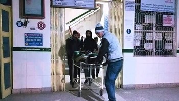 Φρίκη στην Ινδία – Άγνωστοι πυρπόλησαν 15χρονη στην μέση του δρόμου