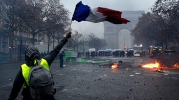 Εγκρίθηκαν από το γαλλικό κοινοβούλιο τα μέτρα για την εκτόνωση της κρίσης των “κίτρινων γιλέκων”