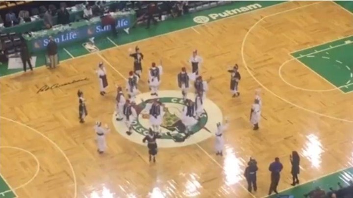 Με το “Μακεδονία ξακουστή” υποδέχτηκαν τον Γιάννη Αντετοκούνμπο οι ομογενείς στη Βοστώνη – ΒΙΝΤΕΟ