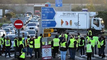 Στους 10 οι νεκροί από τις κινητοποιήσεις των “κίτρινων γιλέκων”