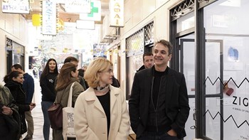 Η επίσκεψη του Κυριάκου Μητσοτάκη στη Στοά Εμπόρων