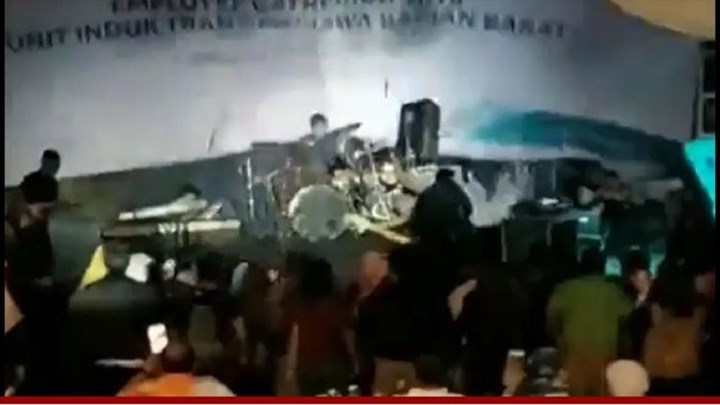 Η στιγμή που το τσουνάμι “καταπίνει” τη σκηνή σε συναυλία στην Ινδονησία – ΒΙΝΤΕΟ