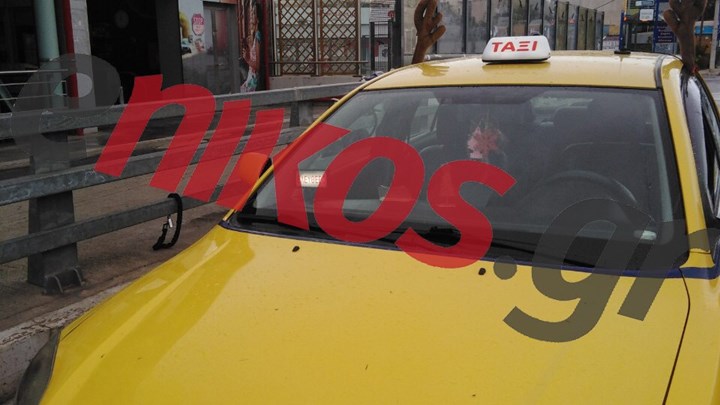 Ένα ταξί… τάρανδος – Ο οδηγός κερνάει τους πελάτες μελομακάρονα – ΦΩΤΟ αναγνώστη