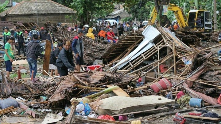Κίνδυνος για νέο τσουνάμι στην Ινδονησία – Οι αρχές εκκένωσαν τις παράκτιες περιοχές