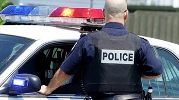 Τροχονόμοι έγιναν Άη Βασίληδες – Αντί για κλήσεις μοίρασαν… χαρτονομίσματα – ΒΙΝΤΕΟ