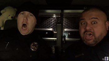 Το βίντεο που έγινε viral – Αστυνομικοί με χριστουγεννιάτικη διάθεση – ΒΙΝΤΕΟ