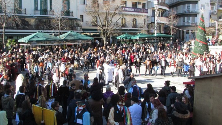 Οι “Μωμόγεροι” ξεσήκωσαν το κέντρο της Κοζάνης – ΦΩΤΟ – ΒΙΝΤΕΟ