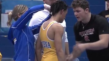 Σάλος στις ΗΠΑ: Διαιτητής έβαλε να κουρέψουν νεαρό παλαιστή, για να αγωνιστεί – Τον κατηγορούν για ρατσισμό – ΒΙΝΤΕΟ