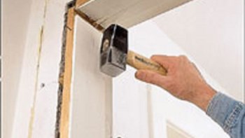 Ιδιοκτήτης έκανε έξωση σε φτωχή οικογένεια ξηλώνοντας την πόρτα