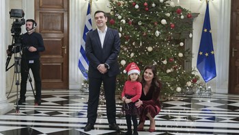 Κάλαντα στο Μαξίμου: Το κοριτσάκι με το κόκκινο σκουφί που έκλεψε την παράσταση και ο…νέος “υπουργός Οικονομικών” – ΦΩΤΟ