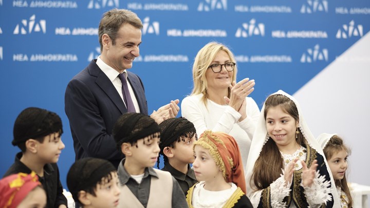 Με ρακές, μαντινάδες και selfies τα κάλαντα στον Μητσοτάκη – ΦΩΤΟ