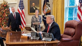 Παραμονή Χριστουγέννων στο Οβάλ Γραφείο για τον Τραμπ – Τι ανέφερε σε tweet του για τον Κιμ Γιονγκ Ουν