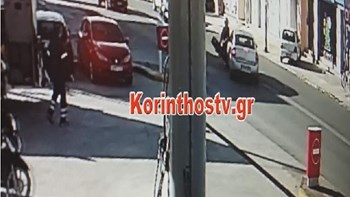 Τροχαίο-σοκ στην Κόρινθο  – Οδηγός μηχανής “σφηνώθηκε” κάτω από αυτοκίνητο – ΒΙΝΤΕΟ