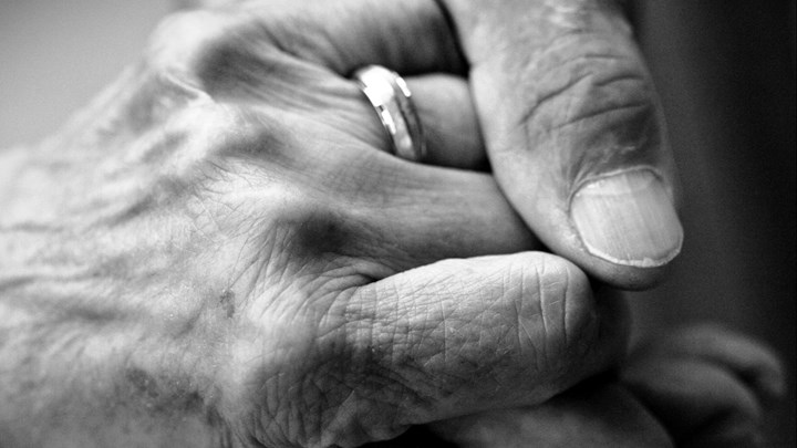 Έφυγαν από τη ζωή αγκαλιασμένοι στο κρεβάτι τους – Η τραγική ιστορία του ζευγαριού που βρέθηκε νεκρό στον Βόλο