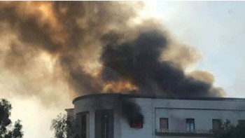 Οι πρώτες εικόνες από τη διπλή επίθεση αυτοκτονίας στο κτίριο του ΥΠΕΞ στη Λιβύη – ΦΩΤΟ